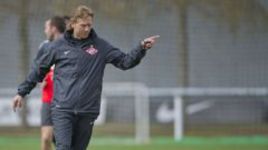 Четверг. Тарасовка. Валерий КАРПИН руководит тренировкой "Спартака". Фото Антона СЕРГИЕНКО, "СЭ".