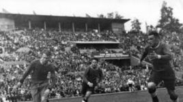 1945 год. " Зенит" (Ленинград) - ЦДКА. С мячом Григорий ФЕДОТОВ. Фото РГАКФД.