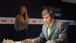 Карякин сохраняет лидерство