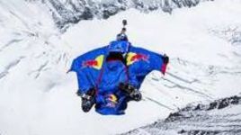 5 мая. Валерий РОЗОВ совершает свой рекордный прыжок с Эвереста. Фото www.redbullcontentpool.com.