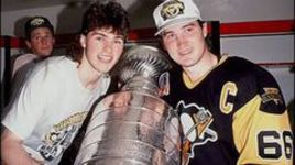 1992 год. Юный Яромир ЯГР (слева) и капитан "Питтсбурга" Марио ЛЕМЬЕ с Кубком Стэнли.