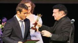 18 декабря 2010 года. Москва. Церемония вручения ежегодной национальной премии Российского футбольного союза. Зураб СОТКИЛАВА вручает Александру КЕРЖАКОВУ приз "Лучший футболист сезона". Фото Александра ФЕДОРОВА, "СЭ".