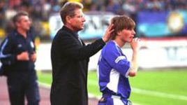 Июнь 2003 года. Главный тренер "Зенита" Властимил ПЕТРЖЕЛА готовится выпустить на замену 22-летнего Андрея АРШАВИНА. Фото - Денис МЕДВЕДЕВ.