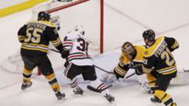 Сегодня. Бостон. "Бостон" - "Чикаго"- 2:3. Победная шайба Дэйва БОЛЛАНДА.