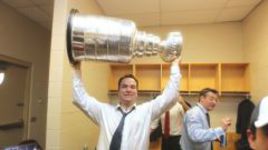 2010 год. Джон ТОРЧЕТТИ завоевал Кубок Стэнли. В качестве ассистента главного тренера "Чикаго".