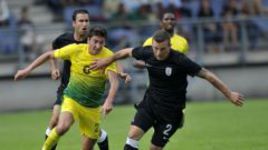 Воскресенье. Брук. "Анжи" - ПАОК - 0:0. В борьбе за мяч один из новичков махачкалинцев Алексей ИОНОВ (слева). Фото ФК "Анжи".