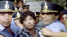 Диего МАРАДОНЕ не привыкать оказываться в руках полиции.