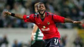 18 мая 2005. Радость нападающего ЦСКА ВАГНЕРА ЛАВ после победы в финале Кубка УЕФА над "Спортингом" (3:1). Фото - REUTERS.