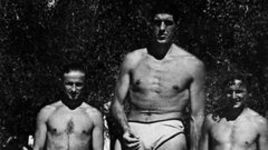 Когда в 50-х начинающий тренер Александр ГОМЕЛЬСКИЙ (слева) пригласил в рижский СКА Яниса КРУМИНЬША (в центре), многие крутили пальцем у виска: «На кой тебе сдался этот лесник?!» Спустя два года «леснику» в олимпийском Мельбурне рукоплескал весь мир.