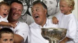 2004 год. Тампа. Легендарный Фил ЭСПОЗИТО гордится своим зятем Александром СЕЛИВАНОВЫМ и души не чает во внуках. Кубок Стэнли, выигранный "Лайтнинг", отдыхает… Фото – Tampa Bay Times.