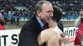 6 октября 2001 года. Москва. Россия - Швейцария - 4:0. Олег РОМАНЦЕВ и Дмитрий АЛЕНИЧЕВ празднуют выход в финальный турнир ЧМ-2002. Фото - Григория ФИЛИППОВА.