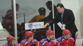 Вчера. Москва. ЦСКА - «Атлант» - 2:1.Главный тренер армейцев Джон ТОРЧЕТТИ регулярно устраивал "разбор полетов". Фото Федора УСПЕНСКОГО, "СЭ".