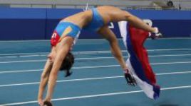 13 августа. Москва. Лужники. Елена ИСИНБАЕВА празднует победу, которой ждала пять лет - с Олимпиады в Пекине.