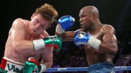 Суббота. Лас-Вегас. Флойд МЕЙУЭЗЕР (справа) бьет Саула АЛЬВАРЕСА.