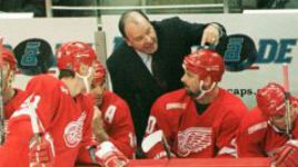 2000 год. Легендарный Скотти БОУМЭН на скамейке "Детройта". Слева - Сергей ФЕДОРОВ.