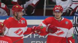 Вторник. Москва. ЛД "Сокольники". "Спартак" - "Донбасс" - 2:1. Автор победного гола-красавца Алексей КРУТОВ (справа).