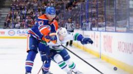 Российский защитник Антон БЕЛОВ (слева) успел дебютировать за "Эдмонтон" и заработать балл за результативность. Фото AFP.