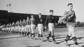 1935 год. Стамбул. Андрей СТАРОСТИН (справа) выводит сборную СССР на матч с Турцией.