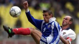 2 июня 2001 года. Москва. Отборочный турнир ЧМ-2002. Россия – Югославия – 1:1 Саво МИЛОШЕВИЧ борется за мяч с Виктором ОНОПКО.