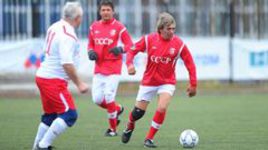 Вчера. Краснознаменск. Триумфаторы Олимпиады-88: Игорь ДОБРОВОЛЬСКИЙ (с мячом) и автор победного гола в Сеуле Юрий САВИЧЕВ (в центре).