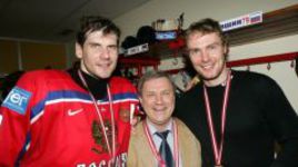 2005 год. Сборная России - бронзовый призер чемпионата мира. Генеральный менеджер команды Игорь ТУЗИК и нападающие Алексей ЯШИН (слева) и Виктор КОЗЛОВ.