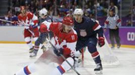 15 февраля. США - Россия - 3:2 Б. Лидера россиян Евгения МАЛКИНА (№ 11) опекает американец Райан МАКДОНАХ.