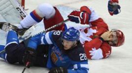 Среда. Сочи. Финляндия - Россия - 3:1. Защитник Алексей ЕМЕЛИН получил болезненный удар. Как и вся страна.