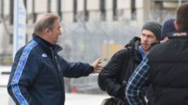 Сегодня. Аэропорт Адлер. Президент ФХР Владислав ТРЕТЬЯК утешает вратаря сборной России Семена ВАРЛАМОВА.