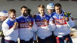 23 февраля. Сочи. Золотая четверка российских бобслеистов. Пилот Александр ЗУБКОВ (слева) с разгоняющими Алексеем НЕГОДАЙЛО, Дмитрием РУНЕНКОВЫМ (третий слева) и Алексеем ВОЕВОДОЙ.