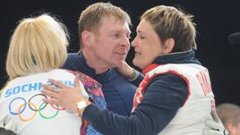 Александр ЗУБКОВ с женой (справа) и дочерью после своей сочинской победы.