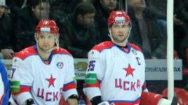 Для капитана ЦСКА Алексея МОРОЗОВА и нападающего Энвера ЛИСИНА (слева) сезон уже закончен.