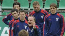 Май 2012 года. Москва. Тренировка сборной России. Роман ПАВЛЮЧЕНКО (справа) и его партнеры готовятся под руководством Дика АДВОКАТА к финальному турниру Euro-2012.