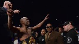 Суббота. Вашингтон. Бернард ХОПКИНС после победы над Бейбутом Шуменовым.