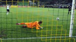 Четверг. Каспийск. "Краснодар" - "Ростов" - 0:0 (пен. - 5:6). Стипе ПЛЕТИКОСА отражает послематчевый пенальти Юрия ГАЗИНСКОГО.