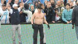 Воскресенье. "Зенит" - "Динамо". Питерский фанат по кличке Гулливер, ударивший Владимира Граната, утверждает, что выбежал на поле вслед за остальными и вступать в потасовку не планировал.