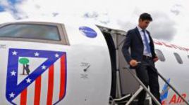 Вчера. Лиссабон. "Атлетико" прибыл на финал Лиги чемпионов. На трапе форвард ДИЕГУ КОСТА, чье участие в сегодняшнем матче одна из главных интриг.