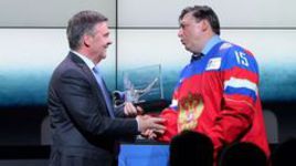 Воскресенье. Минск. Президент ИИХФ Рене ФАЗЕЛЬ приветствует Андрея ХОМУТОВА в Зале хоккейной славы ИИХФ.