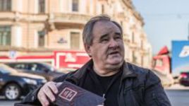 27 марта 2014 года. Заслуженный тренер Валерий ЧЕТВЕРИК с книгой Валерия Лобановского "Бесконечный матч".