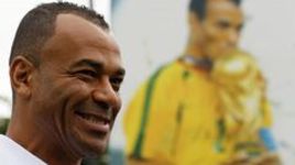 Знаменитый защитник сборной Бразилии КАФУ на фоне постера, изображающего его с Кубком мира.