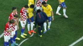 Четверг. Сан-Паулу. Бразилия - Хорватия - 3:1. Главный судья Юити НИСИМУРА наносит на поле временную разметку, которая исчезнет через несколько минут.