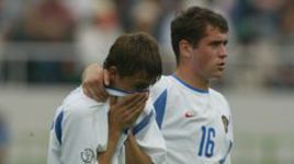 14 июня 2002 года. Фукурой. Бельгия - Россия - 3:2. Разочарование Дмитрия СЫЧЕВА (слева) и Александра КЕРЖАКОВА: сборная России покидает чемпионат мира, не выйдя из группы.
