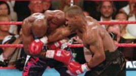 Эвандера ХОЛИФИЛДА против Майка ТАЙСОНА. "Железный Майк" позднее откусит часть уха "Войну".