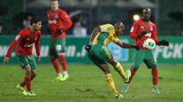 "Локомотив" расстается с Лассана ДИАРРА (справа) и Мубараком БУССУФА (слева), но собирается пополниться Шарлем КАБОРЕ.