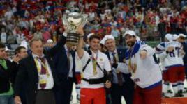 25 мая. Минск. Финал чемпионата мира. Россия - Финляндия - 5:2. Андрей ЛОКТИОНОВ (в центре), генеральный менеджер Андрей САФРОНОВ, тренер Владимир ФЕДОСОВ и Данис ЗАРИПОВ (слева направо) - с чемпионским кубком.