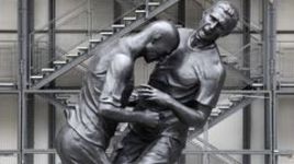 "Подвиг" Марко Матерацци против Зинедина Зидана в финале ЧМ-2006 как только не был описан - и даже отлит в бронзе.