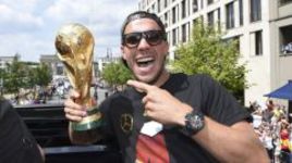 15 июля. Берлин. Чемпионский парад сборной Германии. Лукас ПОДОЛЬСКИ с Кубком мира.