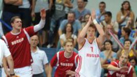 20 августа. Москва. Матч квалификационного турнира ЧЕ-2015. Россия - Швейцария - 101:56. Наш лучший по итогам прошлого сезона легионер НБА Тимофей МОЗГОВ (крайний слева) и Дмитрий КУЛАГИН (№ 7), который готов отправиться за океан этой осенью.