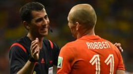 5 июля. Салвадор. 1/4 финала ЧМ-2014. Голландия - Коста-Рика - 0:0 (пен. - 5:3). Главный судья Равшан ИРМАТОВ и лидер голландской сборной Арьен РОББЕН.