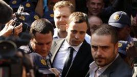 Четверг. Претория. Оскар ПИСТОРИУС пробивается в зал суда через толпу репортеров.