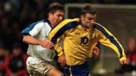 9 октября 1999 года. Москва. Россия - Украина - 1:1. Россиянин Юрий ДРОЗДОВ опекает нападающего украинцев Андрея ШЕВЧЕНКО.